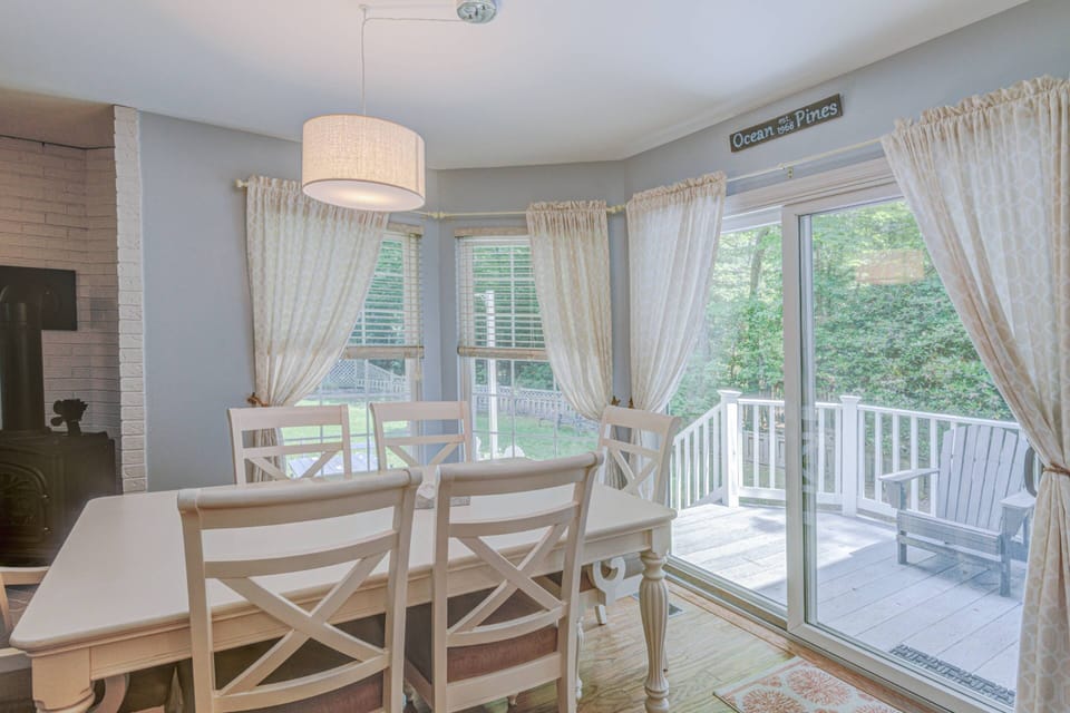 Breakfast Area onto Slider to Private Deck