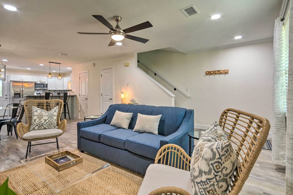Living Room | Sleeper Sofa | Free WiFi | Central A/C
