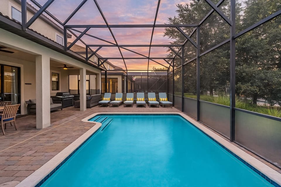 Private Pool with FREE pool heat awaits!