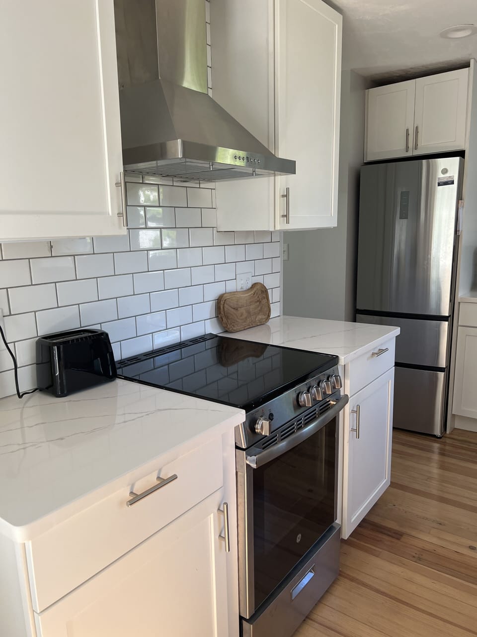 Kitchen with electric stove, Microwave, filtered water, Refrigerator, Dishwasher