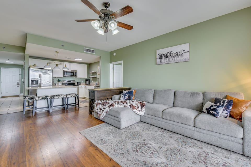 Living Area | 12th-Floor Unit | Free WiFi | Step-Free Access | Central A/C