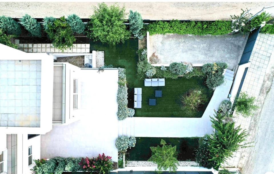 Villa/garden/patio/driveway/ fully fenced/ private