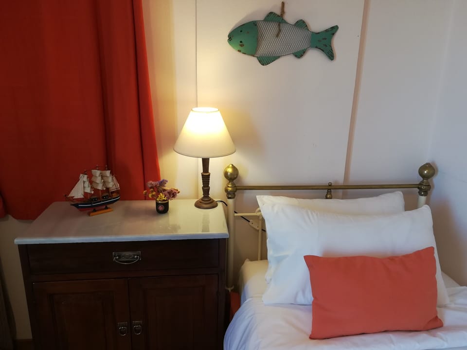 BEDROOM WITH TWO SINGLE BEDS 1