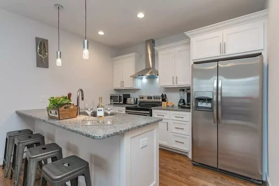 Fully equipped kitchen, waiting on you to cook up an amazing dinner!