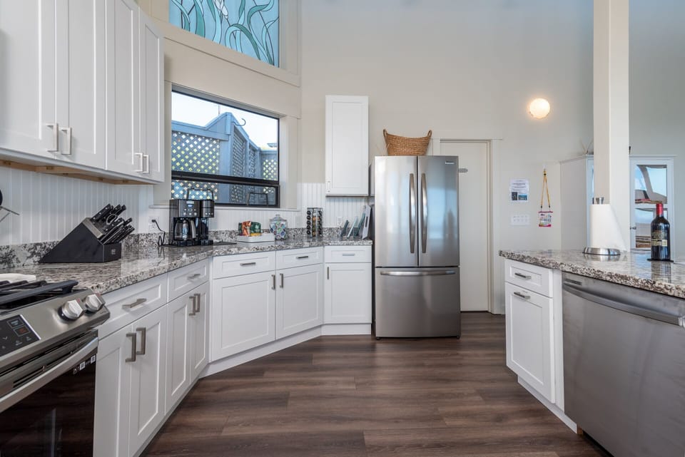 Well appointed kitchen with all new appliances.