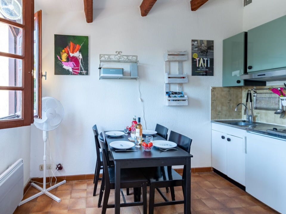 Property, Table, Furniture, Wood, Window, Building, Shelving, Interior Design, Floor, Flooring