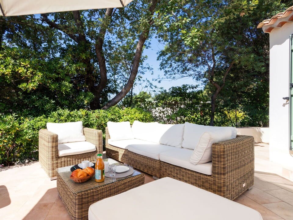 Furniture, Plant, Comfort, Building, Shade, Interior Design, Outdoor Furniture, Tree, Floor, Table