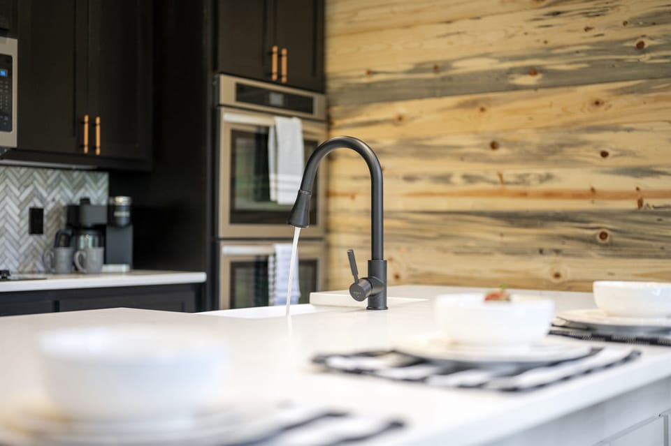 Kitchen Paradise: Sleek black fixtures and stylish décor for culinary adventures await!