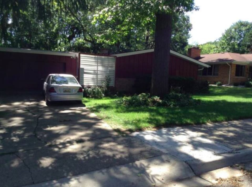 Front of House - Park in the driveway or on the street (very easy).