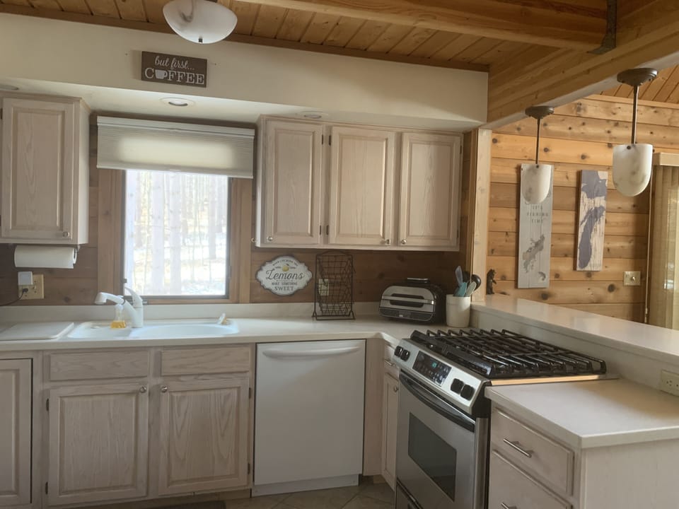 Fully stocked kitchen with snack bar!
