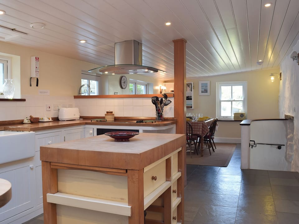 Kitchen/diner | Old Dinas Arms, Lower Town, Fishguard