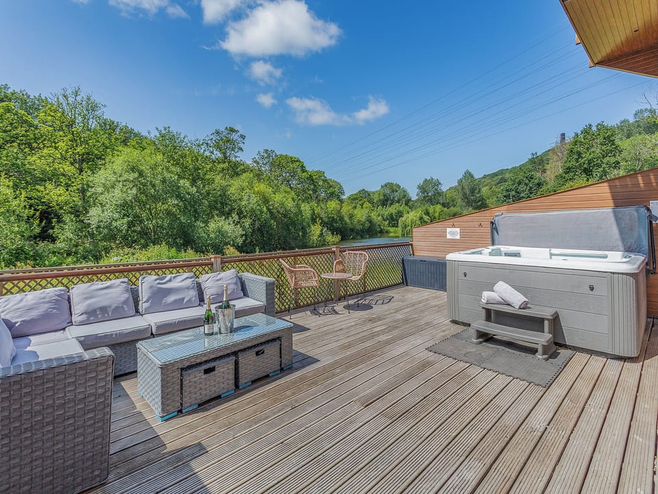 Hot tub | Waterside Lodge Fifteen - Ashgrove Country Park, Elland