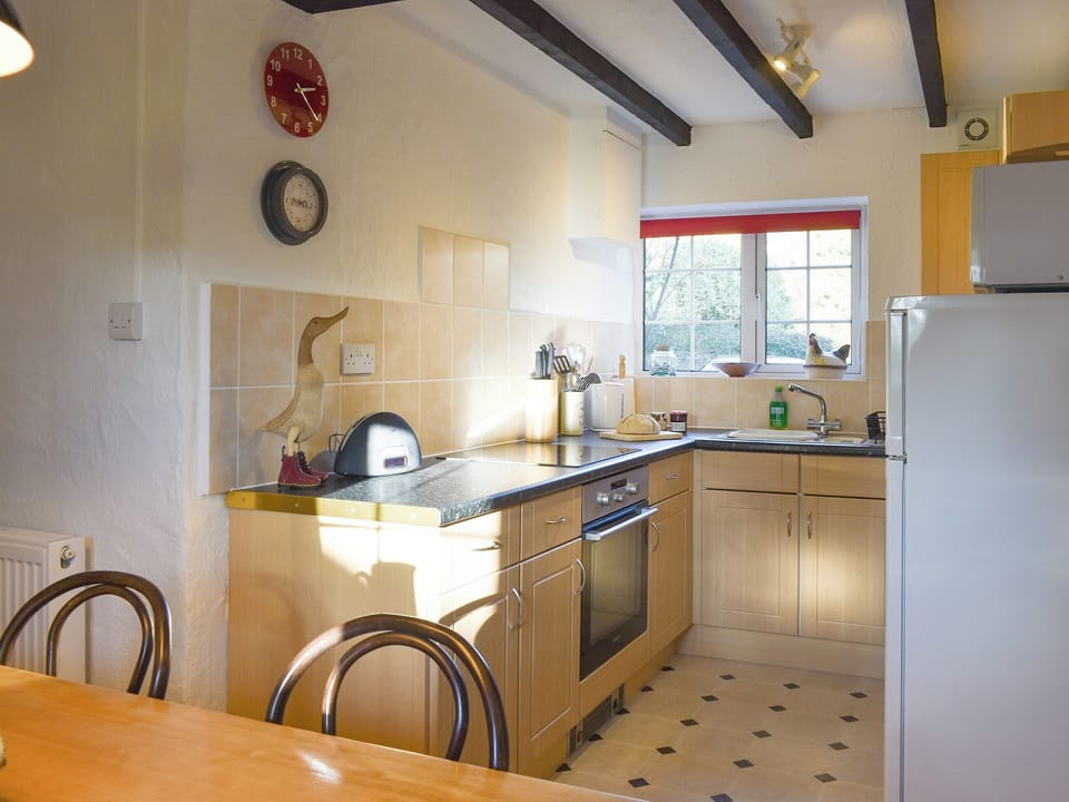 Fully equipped kitchen with dining area | Caro&rsquo;s Cottage - Cartole Cottages, Pelynt, near Looe