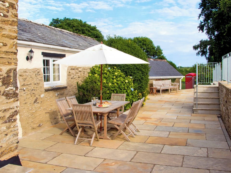 Patio with garden furniture and barbecue | Caro&rsquo;s Cottage - Cartole Cottages, Pelynt, near Looe