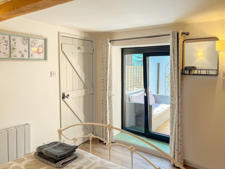 Double bedroom | Hop Cottage, Sellindge, near Folkestone