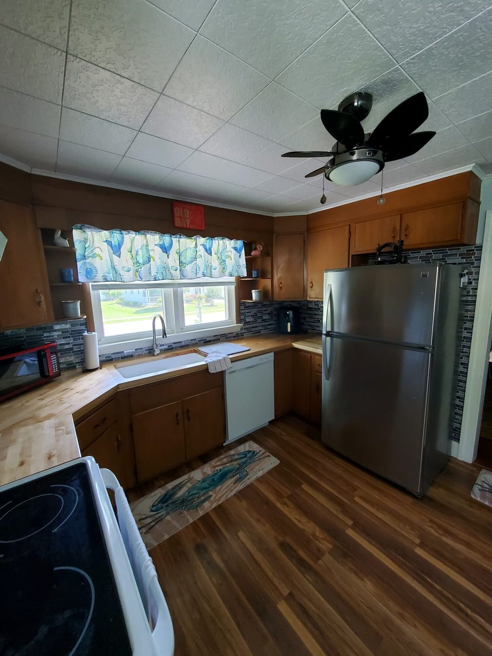 Fully stocked kitchen & Coffee Kuerig station.