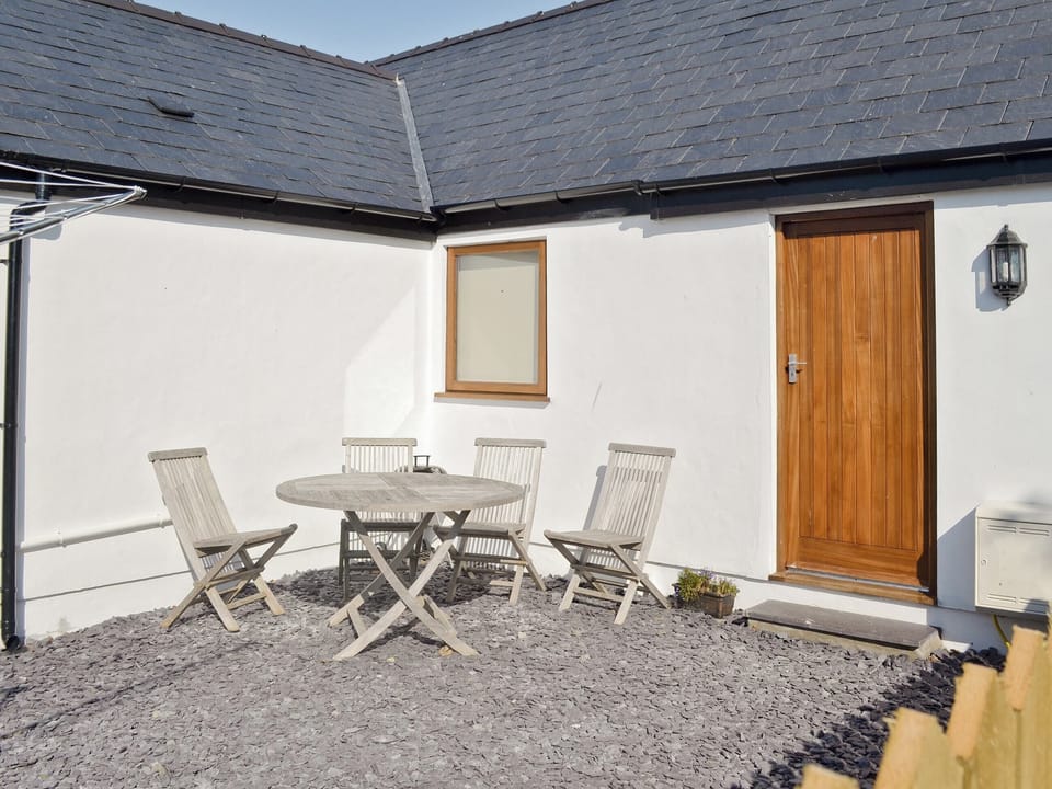 Sitting-out-area | Alarch, Llanfachraeth near Holyhead