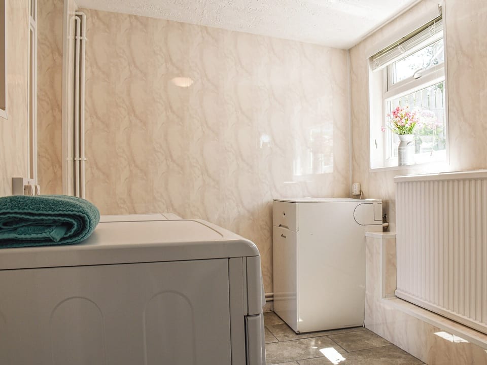 Bathroom | Hengegin - Hengenin Holidays, Llandyfan, Ammanford