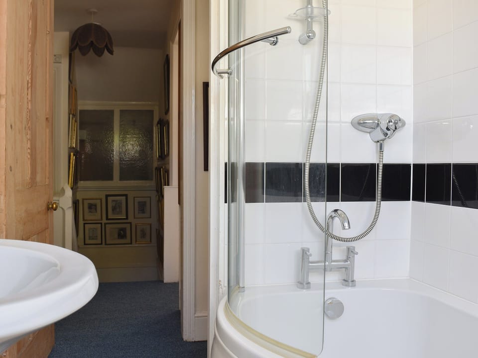 Bathroom | The Loft - Gunns Apartments, Lynton