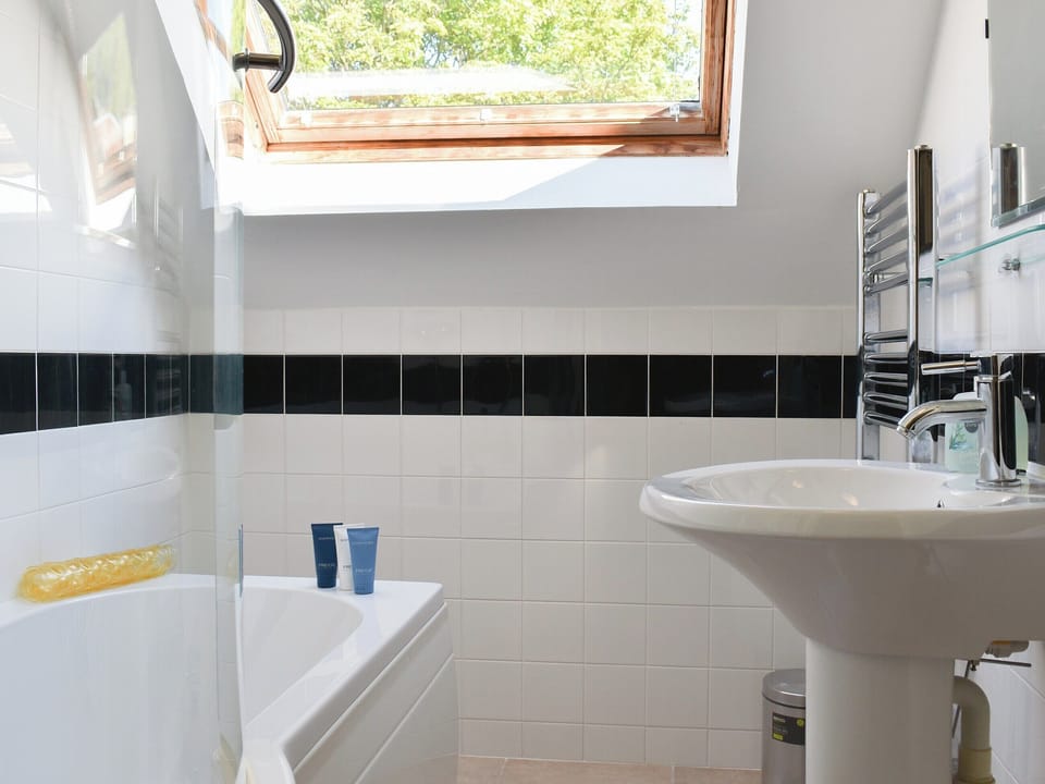 Bathroom | The Loft - Gunns Apartments, Lynton