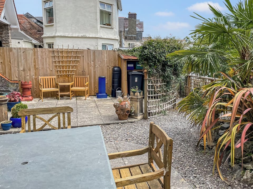 Sitting-out-area | The Loft - Gunns Apartments, Lynton