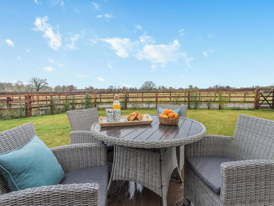 Sitting-out-area | Mouse Croft - Plas Cerrig Luxury Barns, Llanymynech