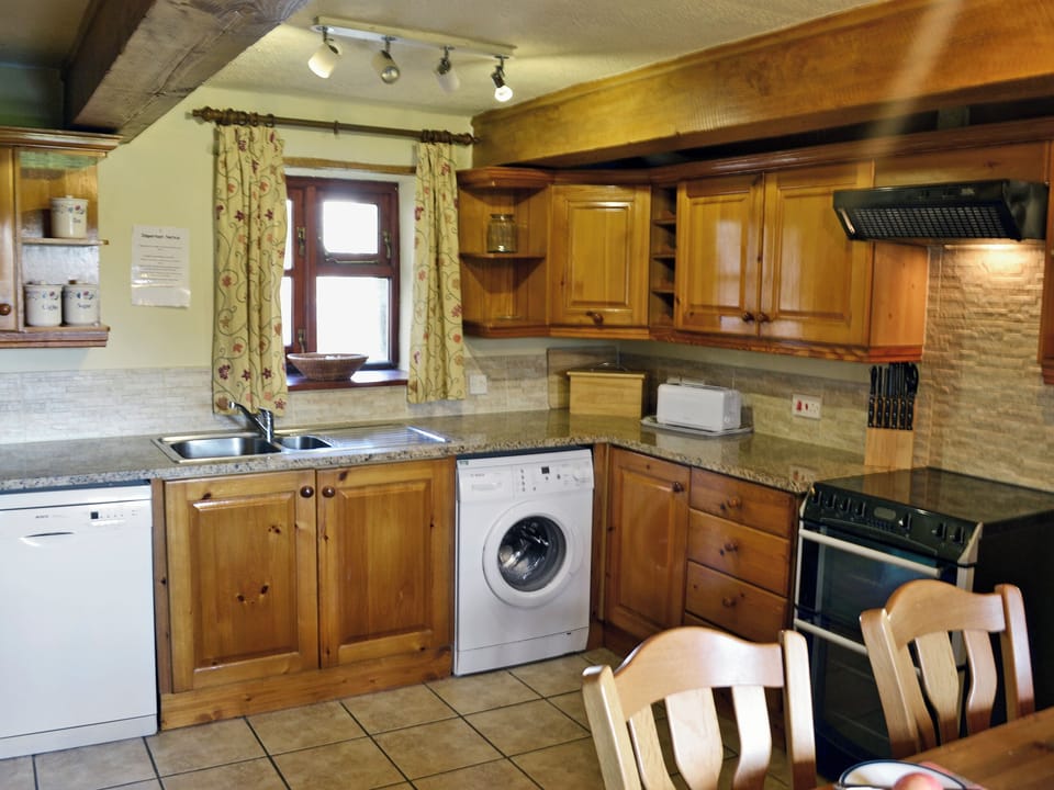 Well equipped kitchen/dining room | Tarragon - Sherrill Farm Holiday Cottages, Dunterton, near Tavistock
