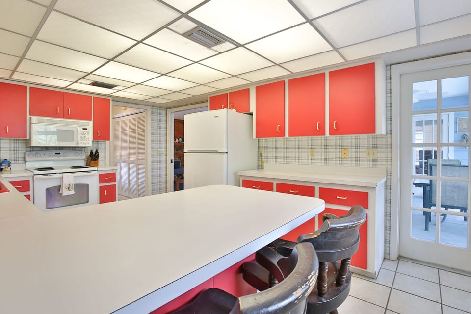 Kitchen Eat in breakfast bar right off the back porch