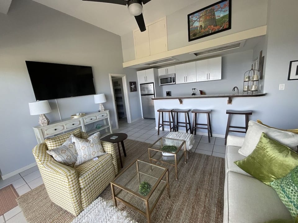 Kitchen/Living room area with TV (1)