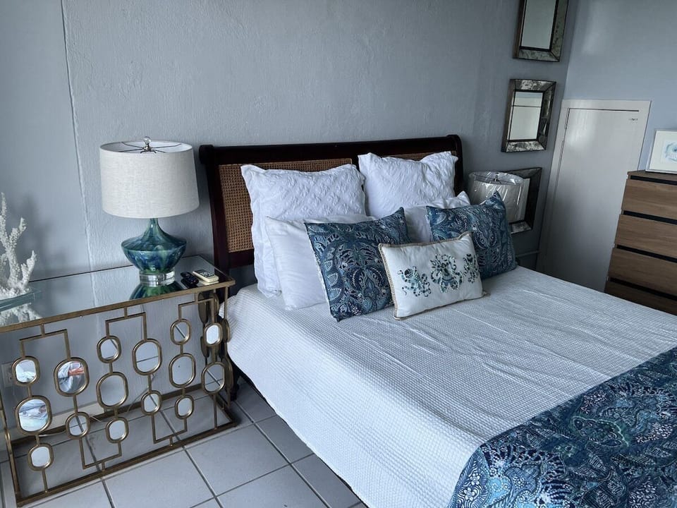 Queen Bedroom 2 with ocean view (3)