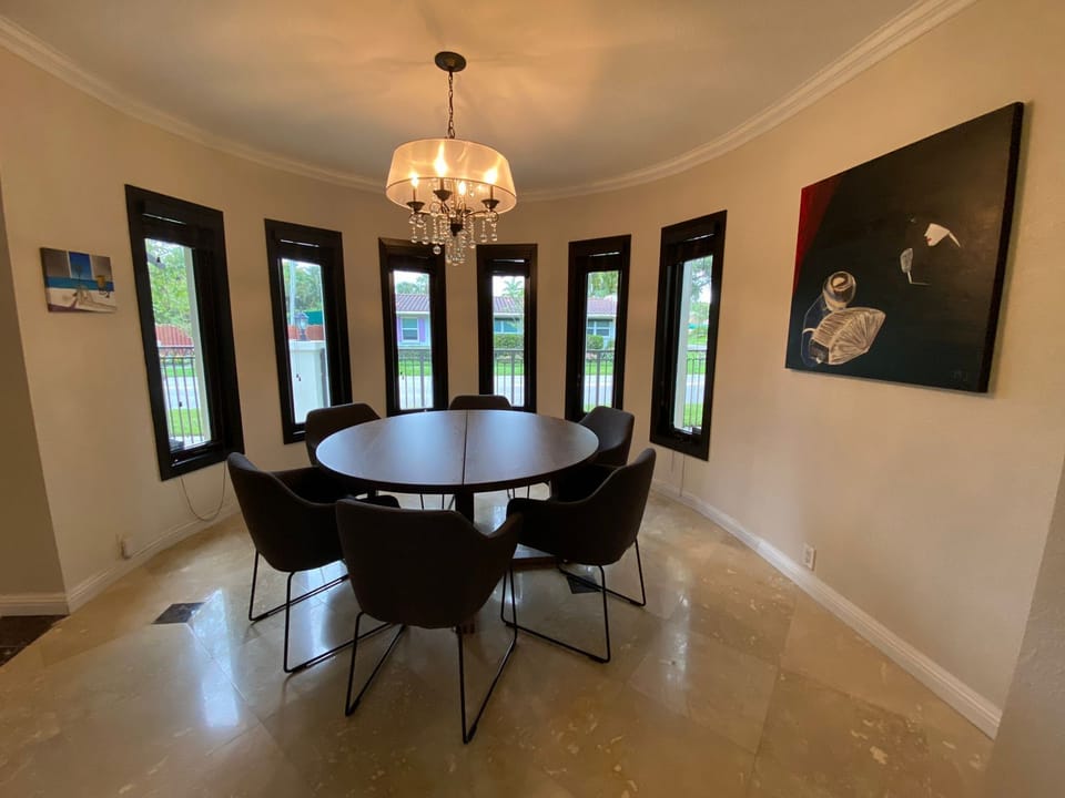 Bright Dining Room (6 people)