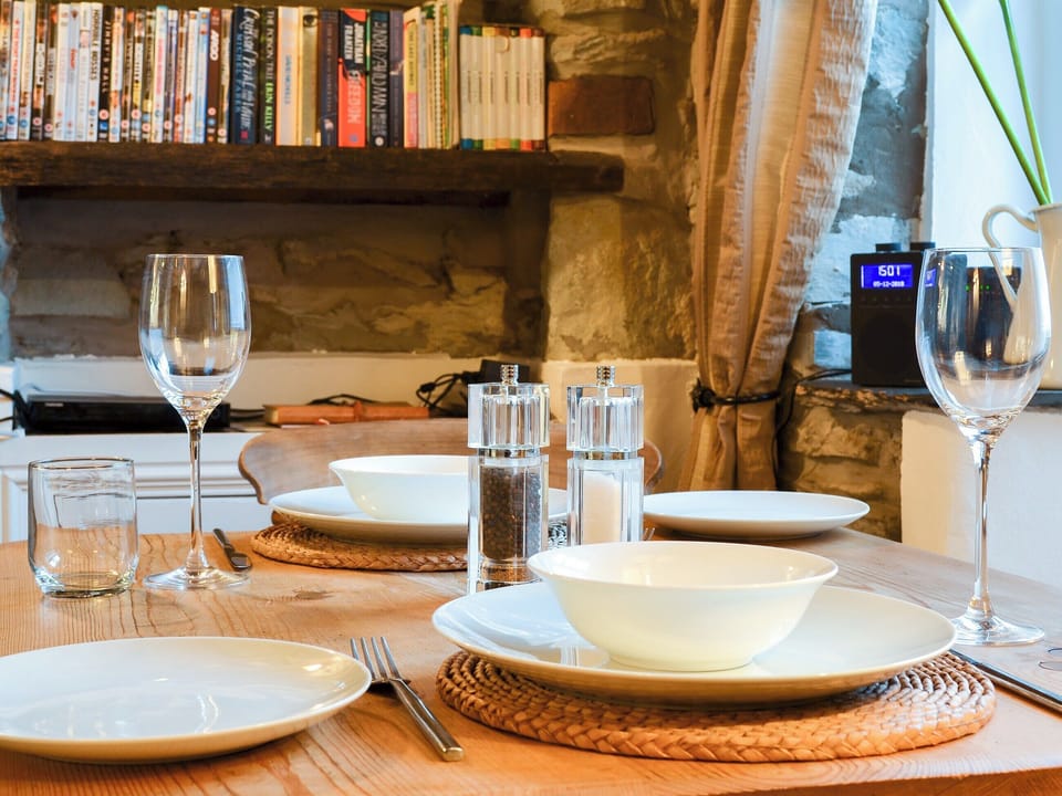 Enjoy an intimate meal for two in the cosy dining area | Low White Stones - White Stones, Ambleside