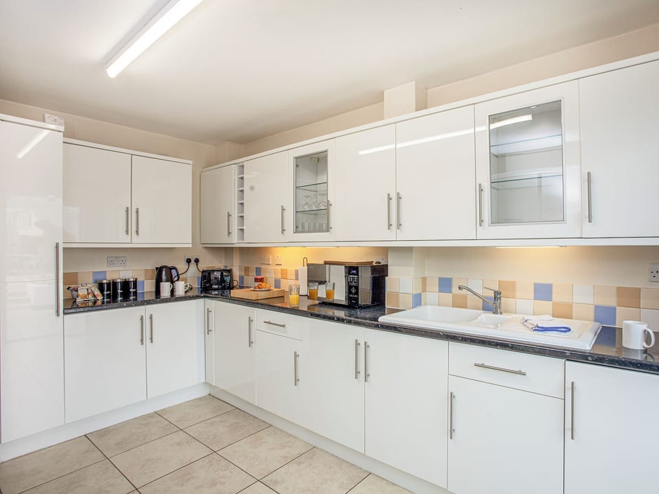 Kitchen | Flower Pot House - Broadshade Holiday Apartments, Paignton