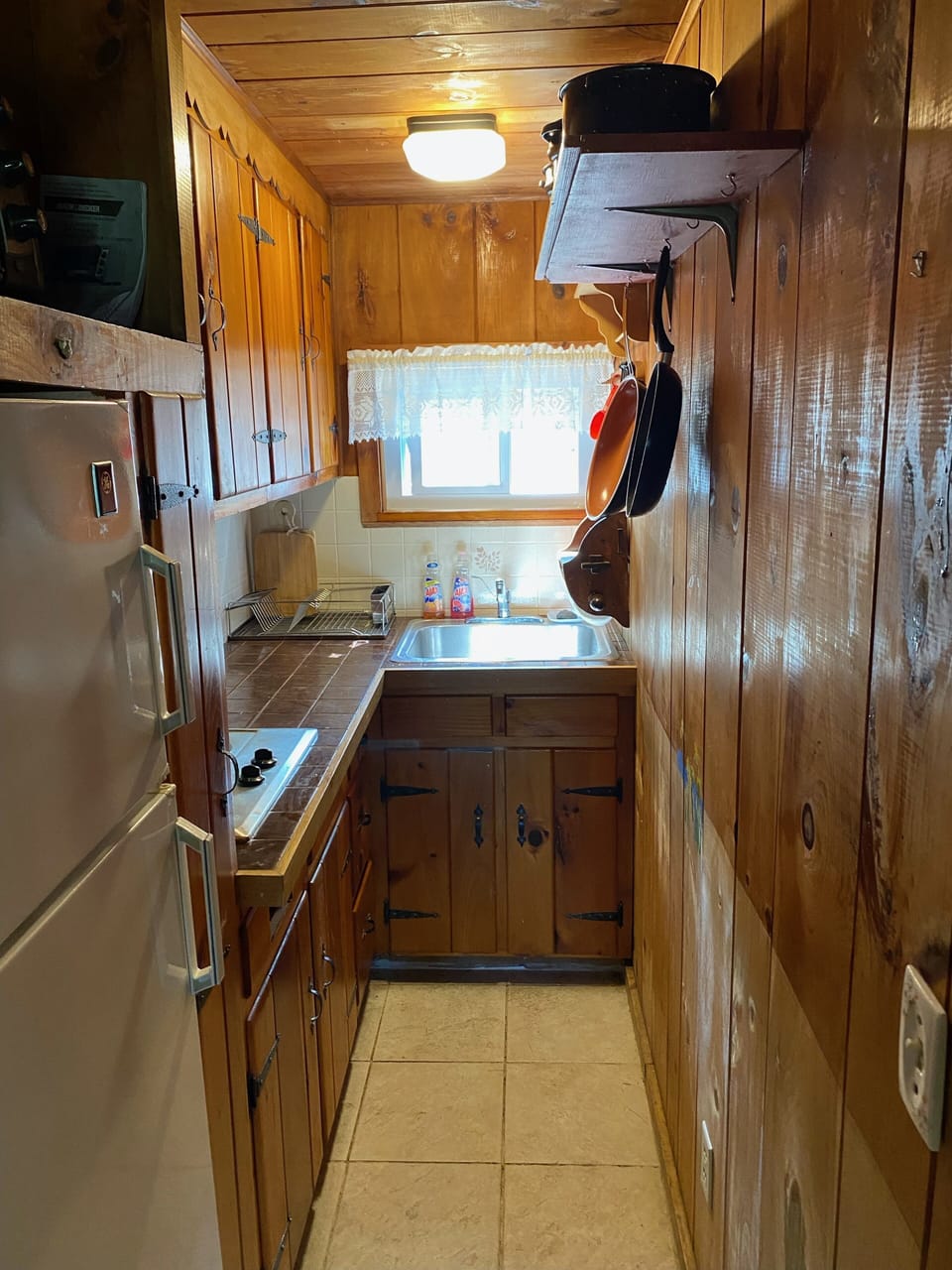 Has Keuric, Microwave, Full Refridgerator, Toaster Oven, Sink, and stovetop.