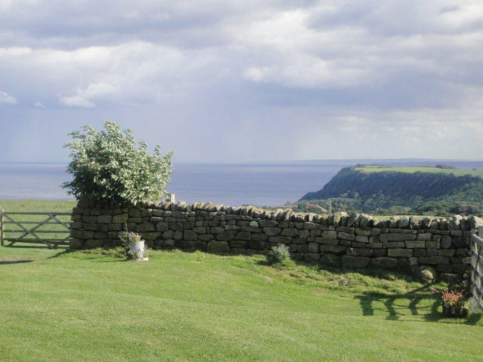 Whitehall Farm Cottages - Badger&rsquo;s Barn, Staintondale near Scarborough
