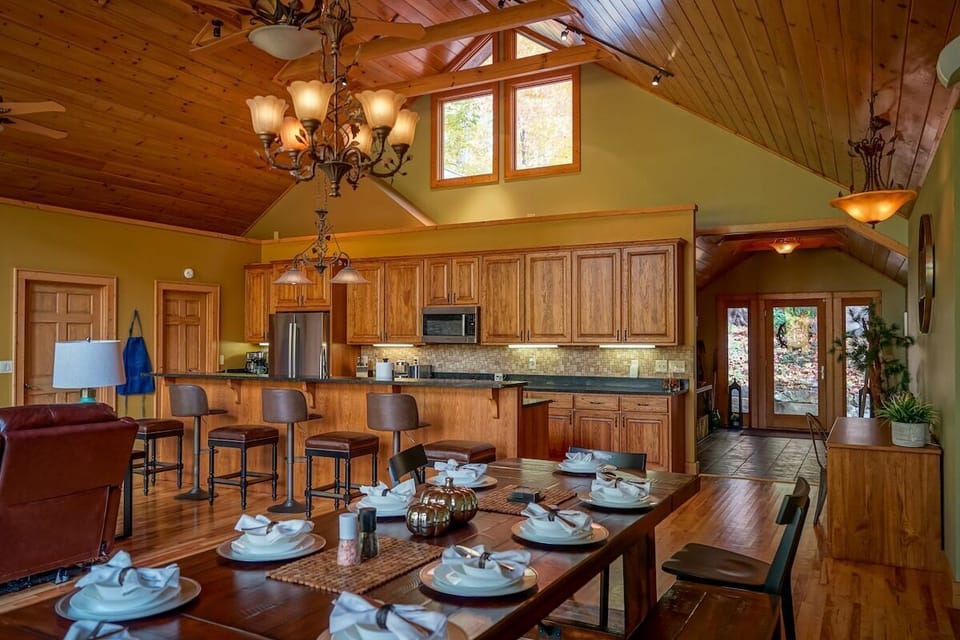 [Kitchen] Look at the long island with seven seats to enjoy a quick bite or a drink.