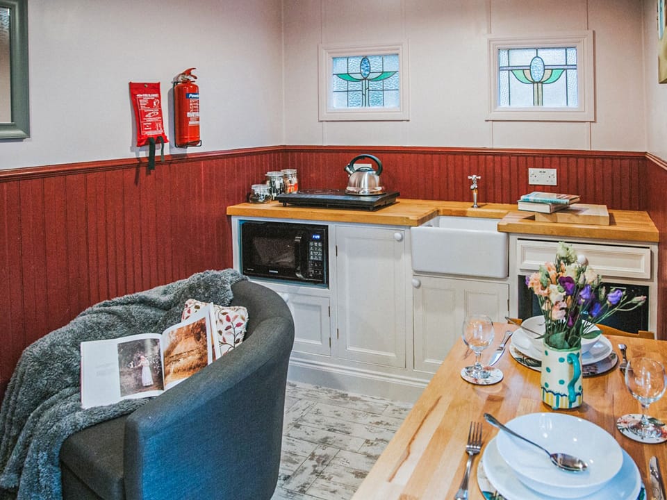 Kitchen area | Goosewing Hut - Rosslyn Glamping, Melton Constable
