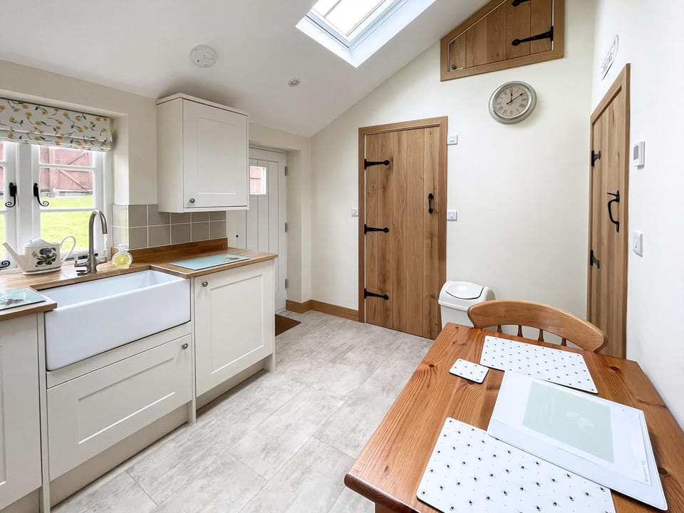 Kitchen/diner | Hambledon Cottage Holiday - The Old Pump House - Hambledon Cottage Holidays, Child Okeford, near Blandford Forum
