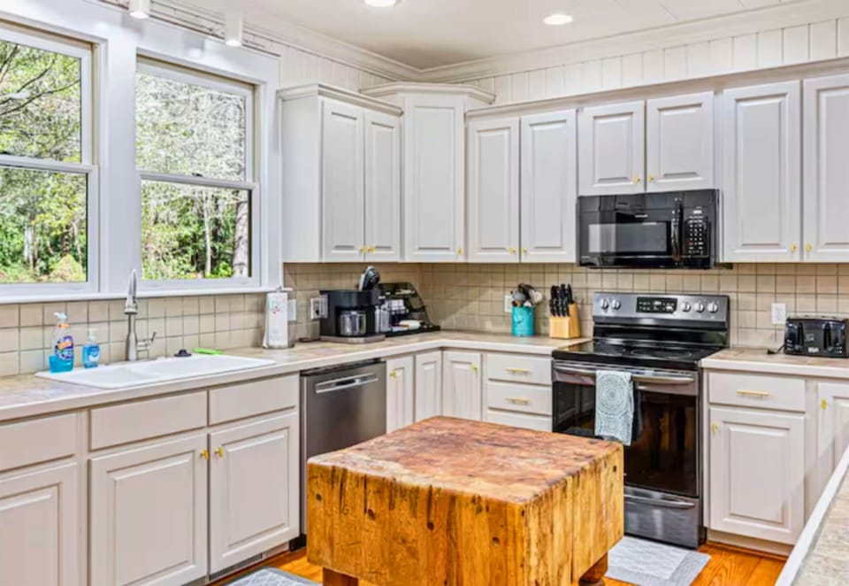 Plenty of Counter and Cabinet Space in the Kitchen