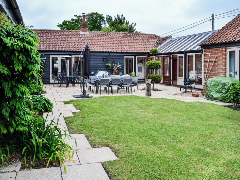You will spend a lot of time in this courtyard in the summer months, enjoying the weather and relaxing. | Lodge Farm Barn, South Walsham