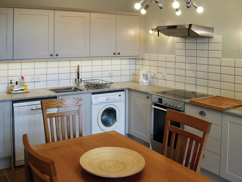 Well-equipped fitted kitchen | Winville Cottage, Askrigg