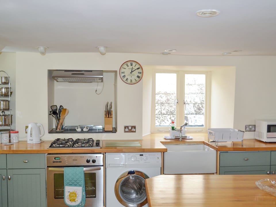 Well-equipped fitted kitchen | Nelson Steps 3, Dartmouth