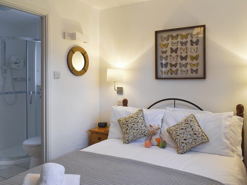 Comfortable en-suite double bedroom | The Old Stable - Cartole Cottages, Pelynt, near Looe