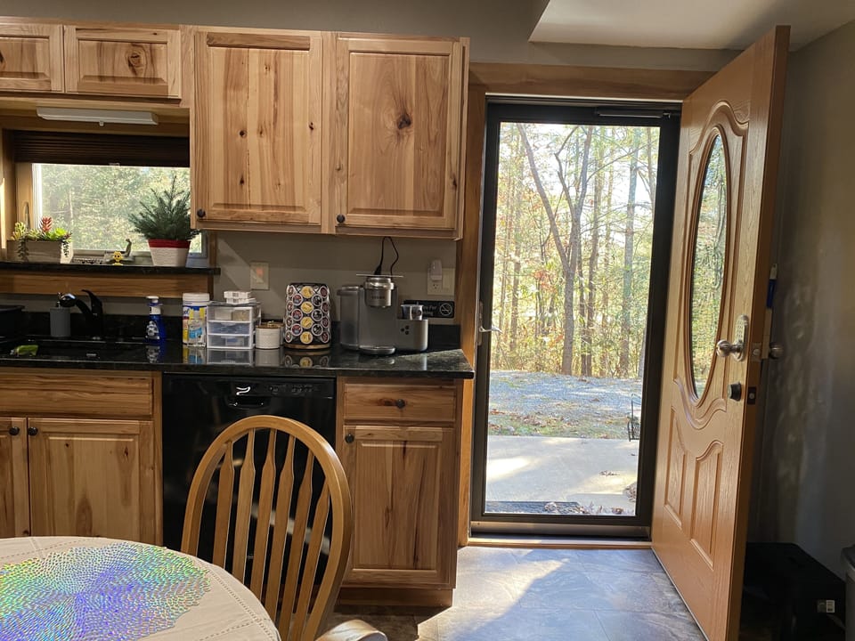 Entrance door and kitchen 