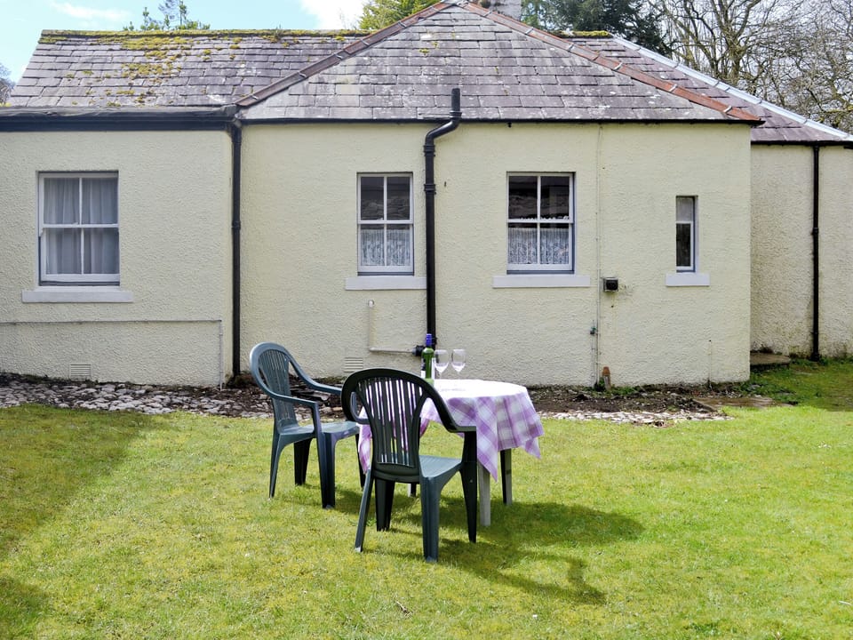 Sitting out area in garden | Gardener&rsquo;s Cottage - Bargaly Estate, Palnure near Newton Stewart