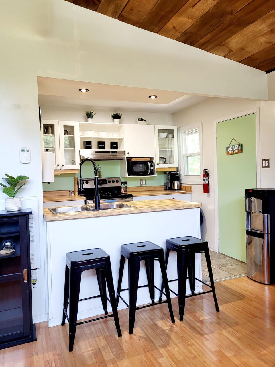 breakfast bar to hang with the chef:)