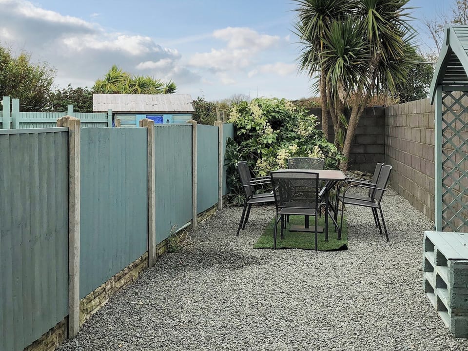 Sitting out area | The Barnsdale, Amlwch
