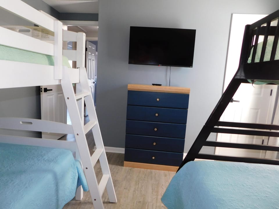 Bunkroom (3 Twin/1 Double)