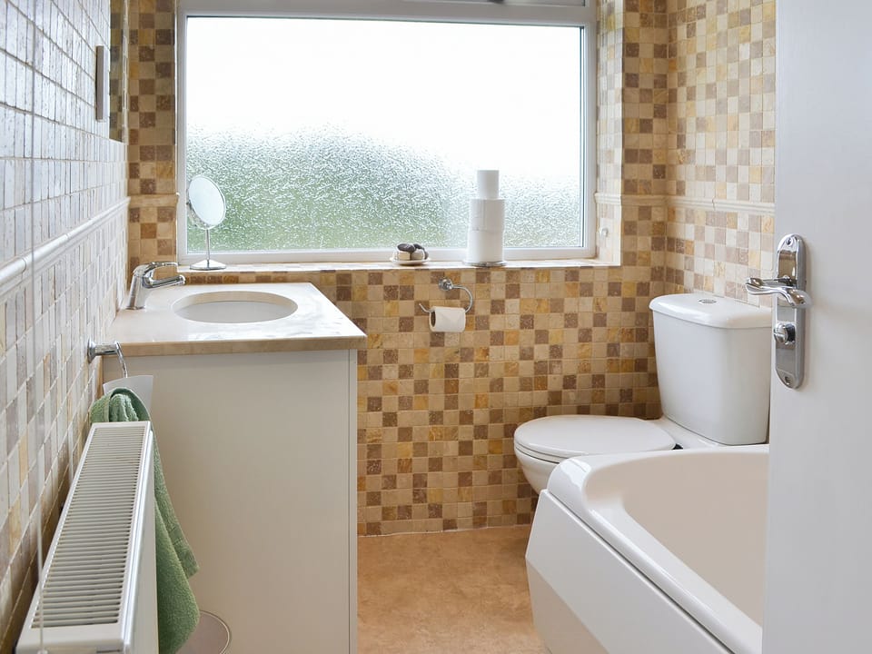Bathroom | Tigh Na Mara - Hunmanby Gap Cottages, Hunmanby Gap, near Filey