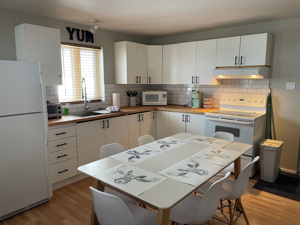 Kitchen / Dinning Table